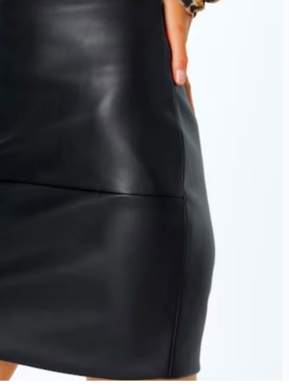 Fahsyee Women’s Size Large Black Faux Leather Pencil Skirt. New With Tags